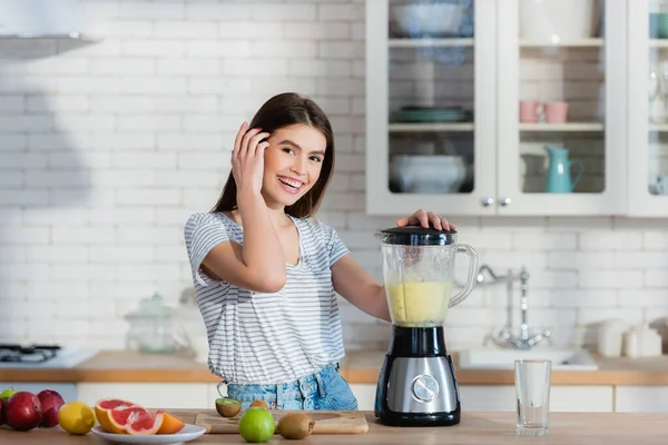 Glad Kvinna Tittar Kameran Medan Förbereder Frukt Smoothie Mixer — Stockfoto