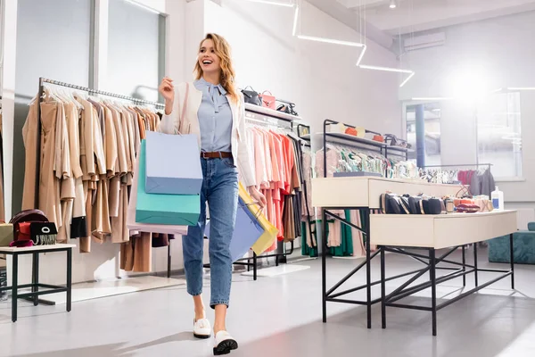 Feliz Shopaholic Caminar Con Bolsas Compras Sala Exposición — Foto de Stock