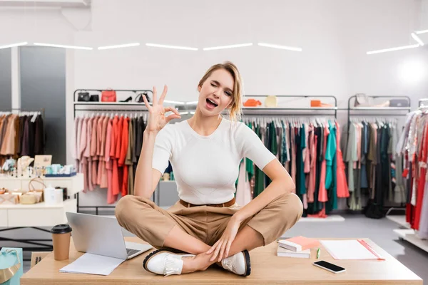 Blonde Seller Winking Showing Gesture Table Showroom — Stock Photo, Image