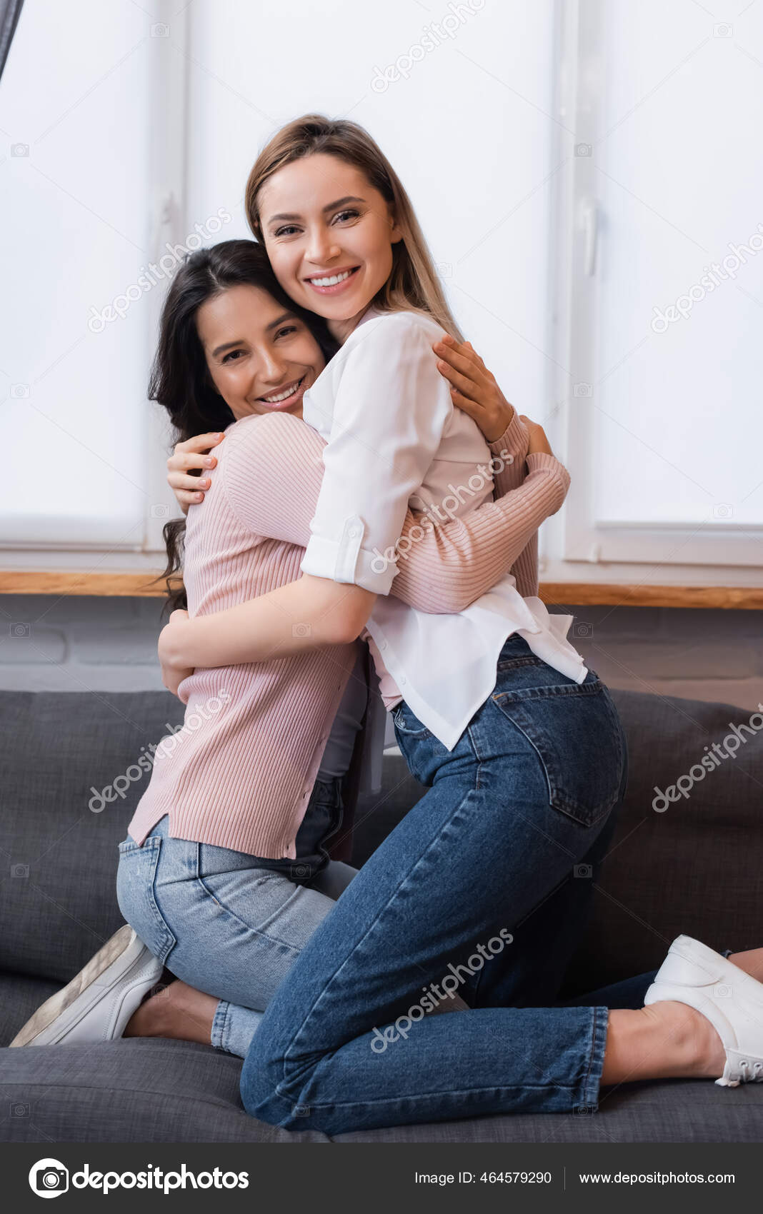 It uslubidagi fotosuratda ayollarning juda qalin keng eshaklari Dengiz iblislari mushuk va Murani opishmoqda