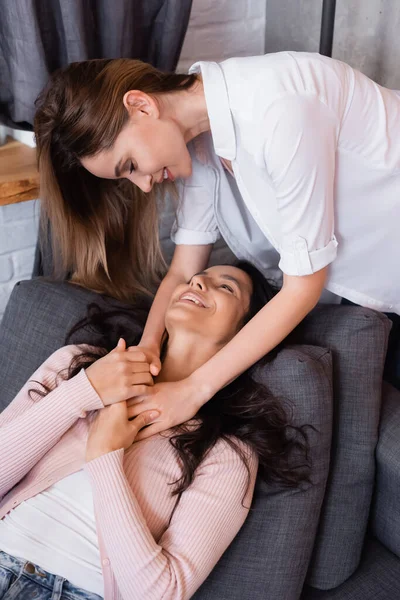 Glückliche Freundinnen Die Sich Wohnzimmer Umarmen Und Lächeln — Stockfoto