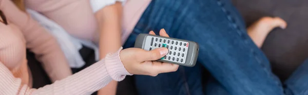 Vista Recortada Mujer Que Sostiene Mando Distancia Mientras Enfría Con — Foto de Stock