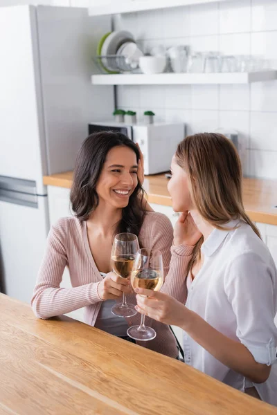 Happy Lesbian Couple Holding Glasses White Wine Looking Each Other — Stock Photo, Image