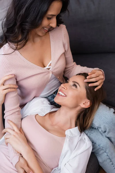 Happy Lesbian Woman Lying Knees Smiling Girlfriend Living Room — Stockfoto