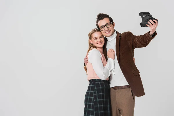 Junges Altmodisches Paar Macht Selfie Auf Vintage Kamera Isoliert Auf — Stockfoto
