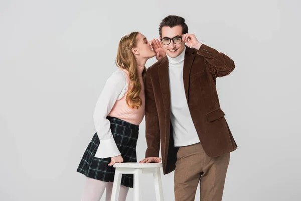 Joven Mujer Diciendo Secreto Sonriente Hombre Chaqueta Vintage Aislado Gris — Foto de Stock