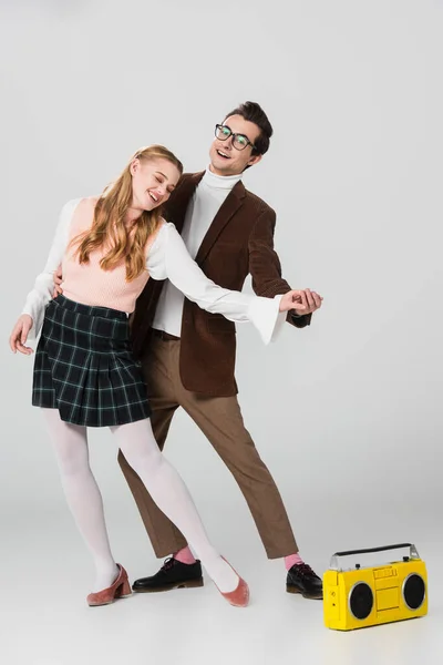 Feliz Pareja Retro Traje Bailando Cerca Vintage Boombox Gris — Foto de Stock