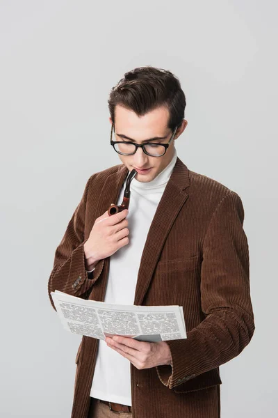 Jovem Veludo Blazer Fumar Cachimbo Enquanto Lendo Jornal Isolado Cinza — Fotografia de Stock