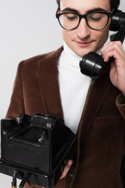 Homem Antiquado Blazer Marrom Falando Telefone Retro Isolado Cinza — Fotografia de Stock
