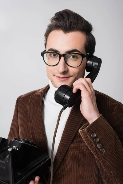 Jovem Homem Óculos Olhando Para Câmera Enquanto Fala Telefone Vintage — Fotografia de Stock