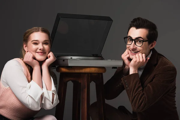 Pareja Complacida Mirando Cámara Mientras Escucha Música Cerca Reproductor Vinilo — Foto de Stock