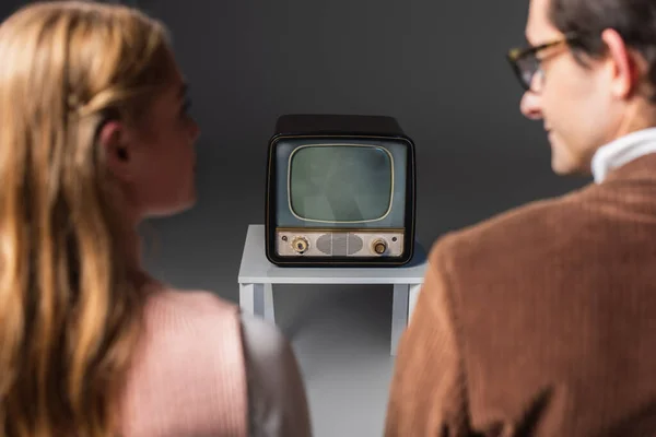 Vista Trasera Pareja Borrosa Viendo Televisión Vintage Gris — Foto de Stock