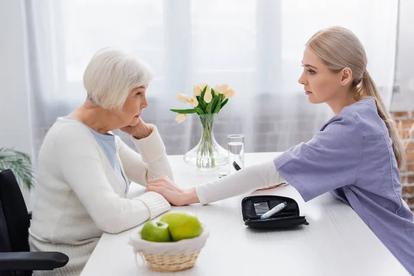 Vedere Laterală Asistentei Medicale Atingând Mâna Femeii Diabetice Senior Lângă — Fotografie, imagine de stoc