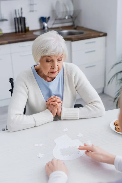 Socialarbetare Pekar Pussel Nära Äldre Kvinna Hemma — Stockfoto