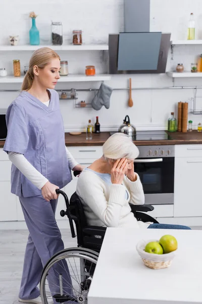 Ung Socialarbetare Nära Handikappade Äldre Kvinna Sjuk Demens — Stockfoto