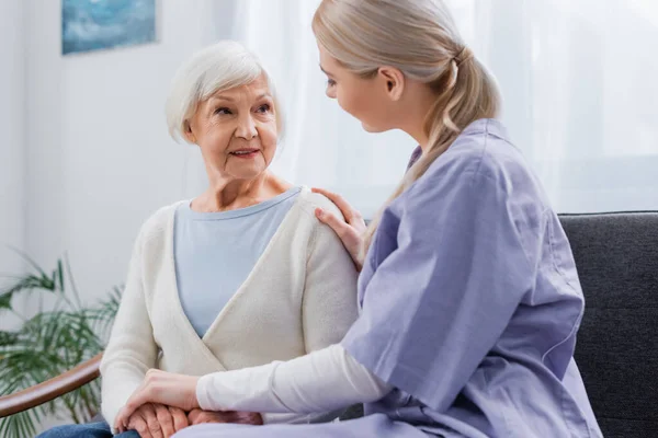 Socialarbetare Röra Händerna Äldre Kvinna När Pratar Hemma — Stockfoto