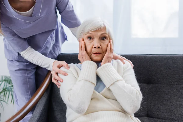 Femeie Vârstă Bolnavă Amnezie Ţinându Mână Lângă Faţă Timp Asistentul — Fotografie, imagine de stoc