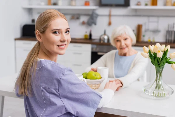 Jong Verpleegster Glimlachen Camera Terwijl Het Houden Van Handen Met — Stockfoto