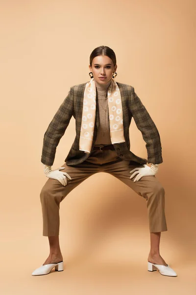 Framsidan Kvinnan Snygga Kläder Och Vita Handskar Poserar Beige Bakgrund — Stockfoto