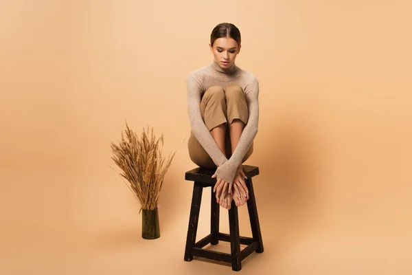 Young Barefoot Woman Turtleneck Pants Sitting Wooden Stool Vase Spikelets — Stock Photo, Image