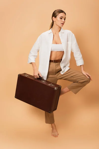 Trendy Woman Trousers White Shirt Standing One Leg Retro Suitcase — Stock Photo, Image