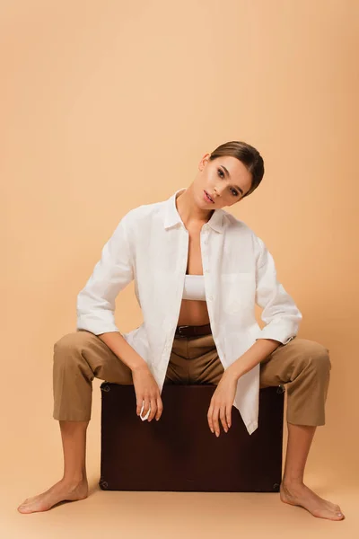 Mujer Descalza Camisa Desabotonada Pantalones Sentados Maleta Retro Sobre Fondo — Foto de Stock