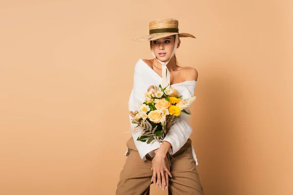 Young Woman Straw Hat Holding Bouquet Flowers Beige — Stock Photo, Image