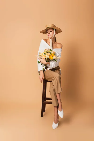 Full Length Young Woman Straw Hat Holding Bouquet Different Flowers — Stock Photo, Image