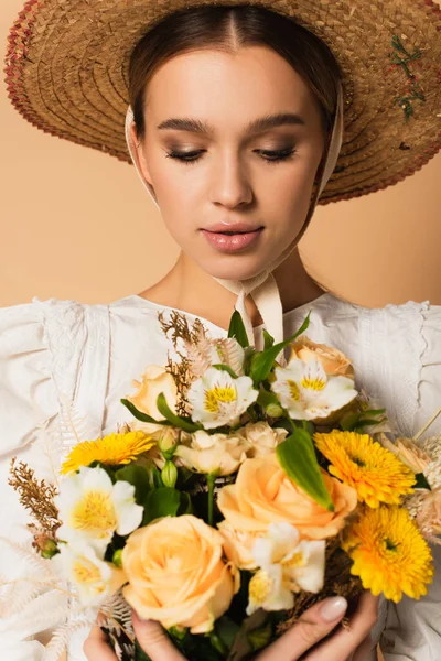 Ung Kvinna Klänning Tittar Bukett Blommor Beige — Stockfoto