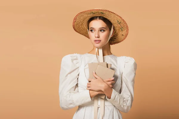 Jovem Mulher Vestido Chapéu Palha Segurando Livros Bege — Fotografia de Stock