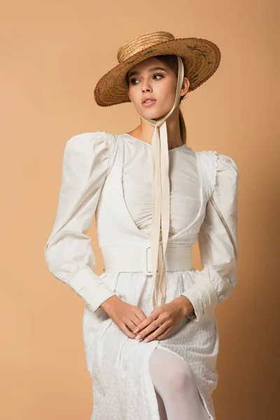 Jovem Mulher Vestido Branco Chapéu Palha Posando Com Mãos Apertadas — Fotografia de Stock