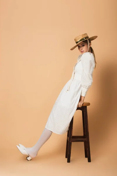 Full Length Young Woman White Dress Straw Hat Leaning Stool — Stock Photo, Image