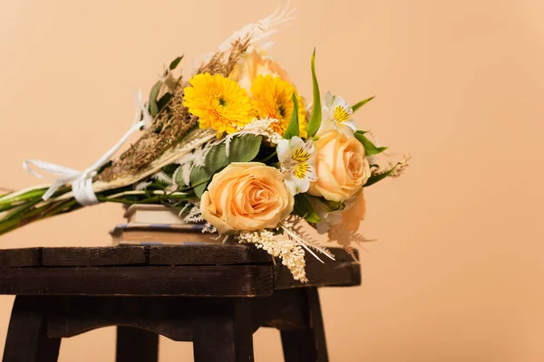 Bouquet Fiori Diversi Libri Sedia Legno Isolata Beige — Foto Stock