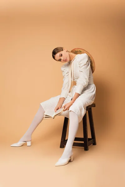 Mujer Joven Vestido Blanco Sentado Taburete Con Libro Beige — Foto de Stock