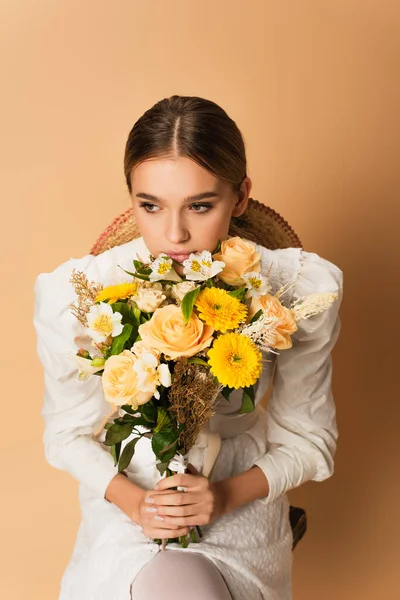 Ung Kvinna Vit Klänning Innehav Bukett Med Olika Blommor Beige — Stockfoto