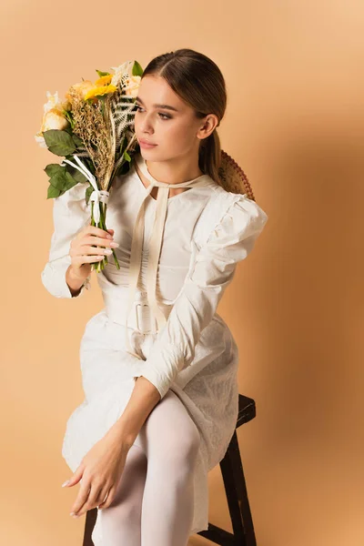 Jovem Mulher Vestido Branco Segurando Buquê Com Flores Diferentes Enquanto — Fotografia de Stock