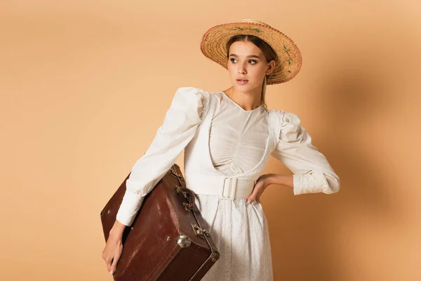 Young Woman White Dress Straw Hat Holding Suitcase Posing Hand — Stock Photo, Image