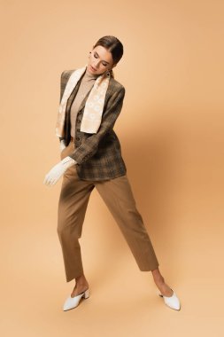 Renkli ceketli ve bej pantolonlu modaya uygun bir kadın.