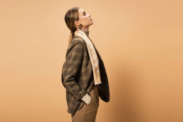 Vista Lateral Mulher Elegante Blazer Xadrez Posando Com Mão Bolso — Fotografia de Stock