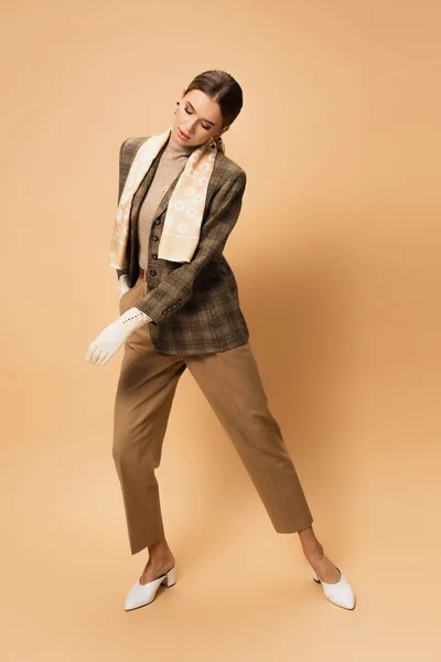 Pleine Longueur Femme Mode Veston Carreaux Pantalon Posant Sur Beige — Photo