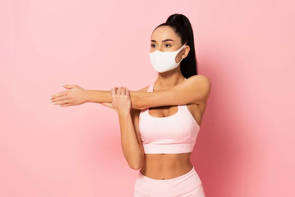 Ung Sportskvinde Medicinsk Maske Opvarmning Pink - Stock-foto