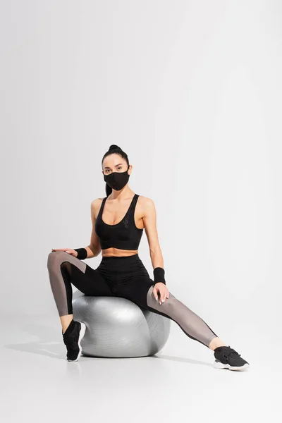 Brunette Sportswoman Black Protective Mask Exercising Fitness Ball Grey — Stock Photo, Image