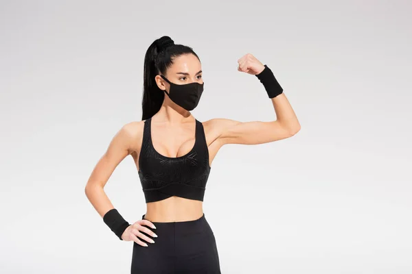 Mujer Joven Ropa Deportiva Máscara Protectora Negro Que Muestra Músculo —  Fotos de Stock