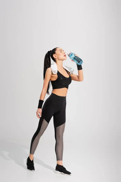 Full Length Young Sportswoman Towel Shoulders Holding Sports Bottle Drinking — Stock Photo, Image
