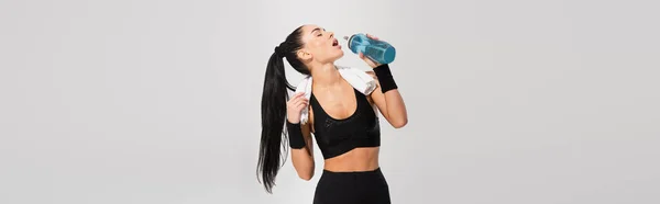 Joven Deportista Con Toalla Sobre Hombros Bebiendo Agua Aislada Gris — Foto de Stock