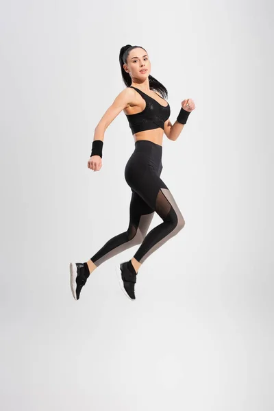 Comprimento Total Jovem Mulher Sportswear Levitando Cinza — Fotografia de Stock