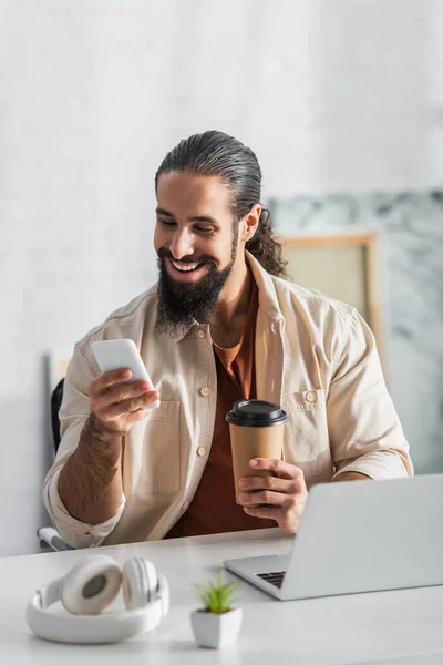 Joyful Hispanic Freelancer Holding Coffee Messaging Smartphone Home — Stock Photo, Image
