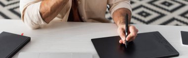 evdeki masadaki grafik tablet üzerindeki çizimlerin kırpılmış görünümü, afiş
