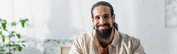 Hombre Hispano Barbudo Sonriendo Mientras Mira Cámara Pancarta — Foto de Stock