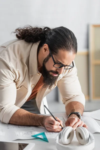 Allvarlig Hispanic Arkitekt Ritning Ritning När Arbetar Hemma — Stockfoto